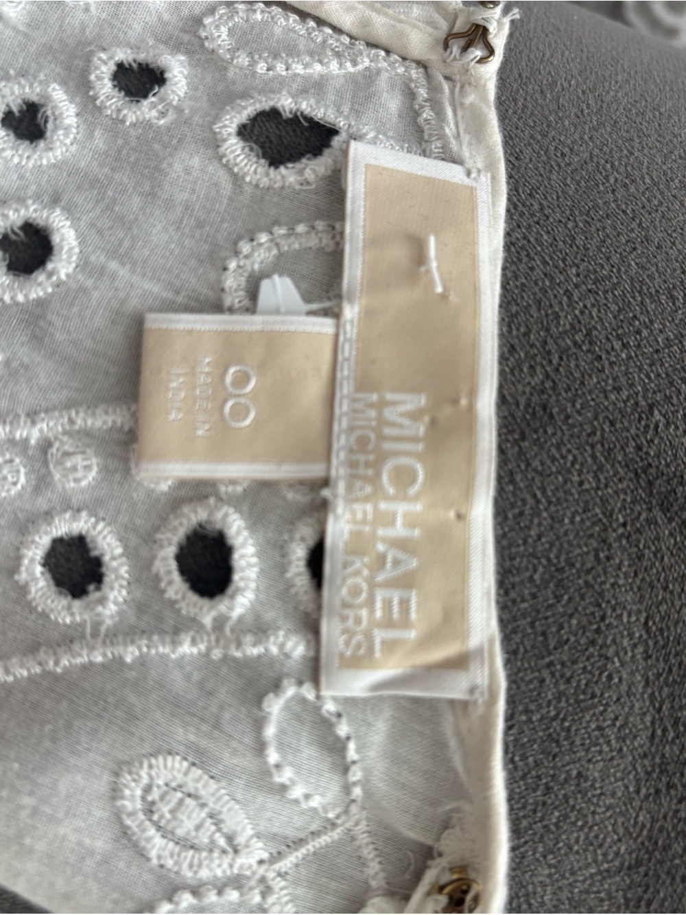 Label on fabric - Picture 4 of 4